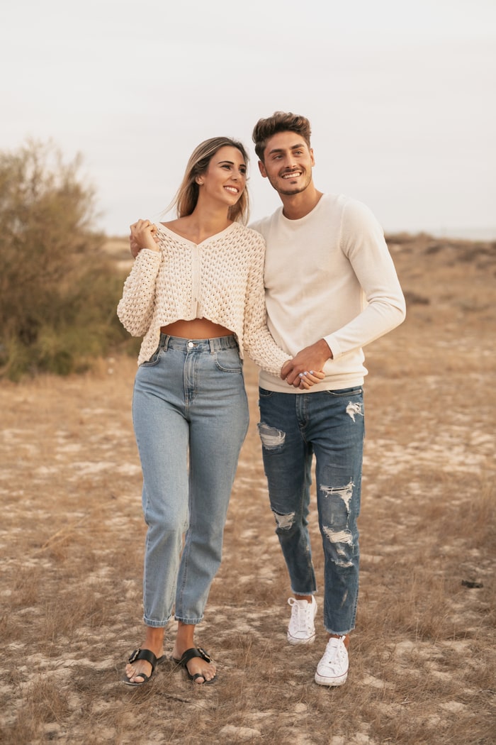 Una pareja sonríe, él la sostiene en brazos