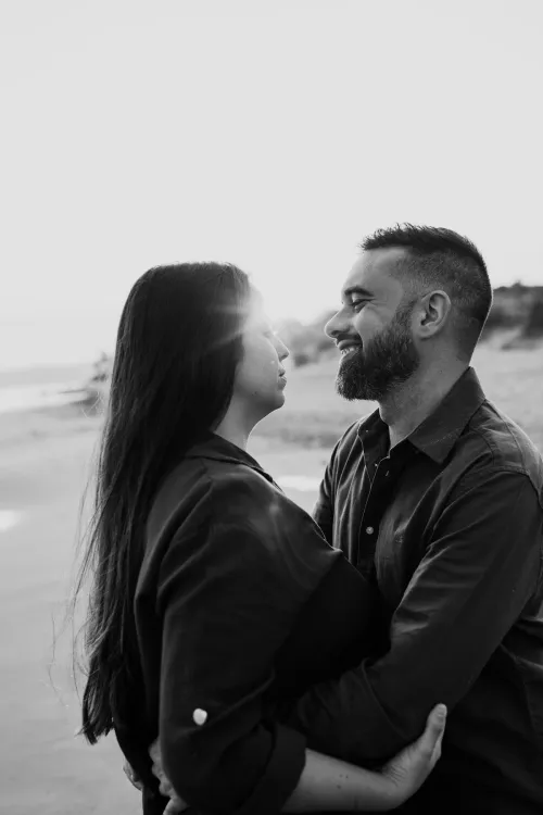 La pareja abrazada