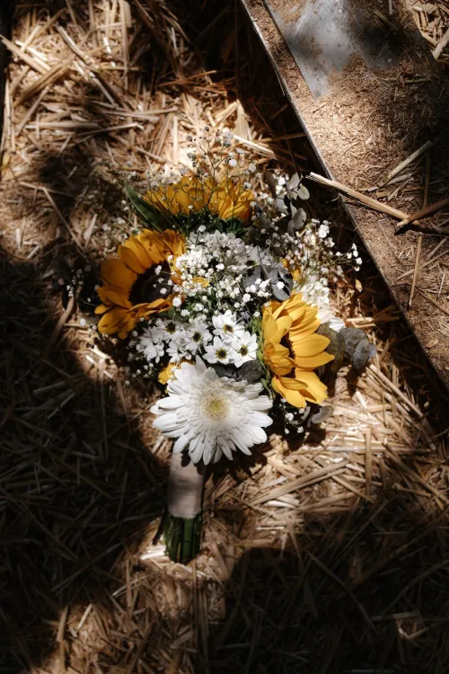 Ramo de flores blancas y amarillas