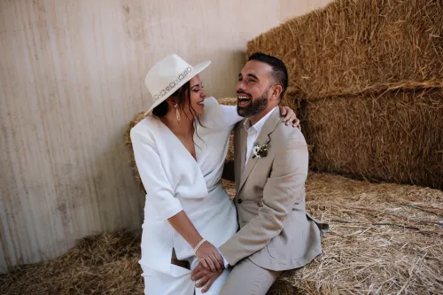 Un recuerdo de los novios junto al heno
