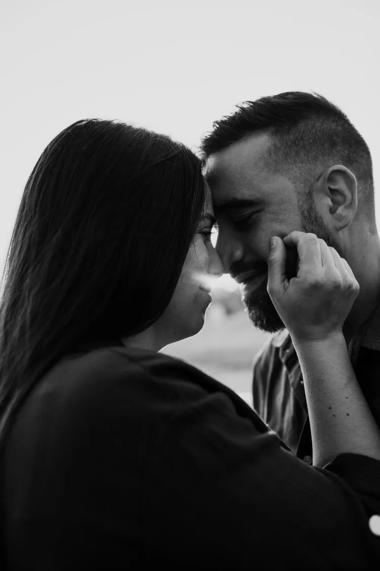 Una pareja junta sus frentes en un retrato en blanco y negro.