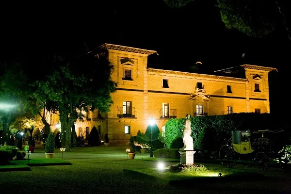 Palacio de Aldovea iluminado de noche y sus jardines