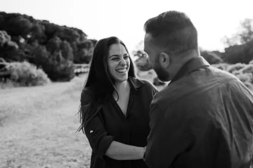La pareja en el campo, en blanco y negro