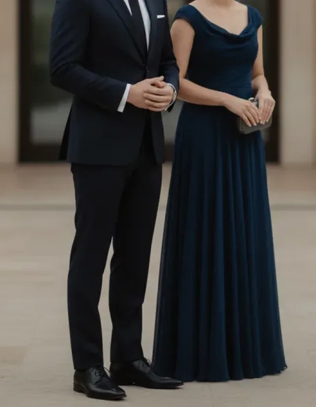 Inspiración de vestimenta: traje oscuro y vestido largo azul marino