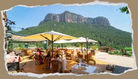 Terraza del restaurante S’Olivaret frente a la montaña