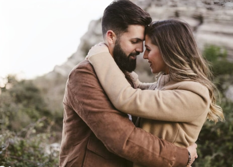 María y Juan abrazados en la montaña