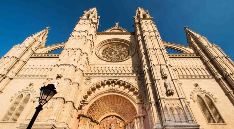 Fachada de la Catedral de Palma bajo el cielo azul