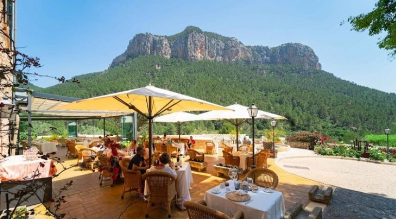Terraza del restaurante con vistas a la montaña